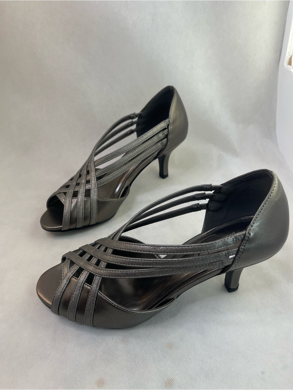 Easy Street Women's Oceana Size 6 XX Wide Pewter Metallic